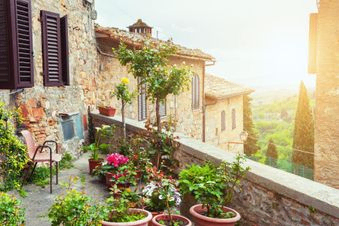 terrasse en pierres avec vue sur la toscane