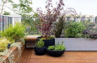 terrasse en bois en haut d'un immeuble